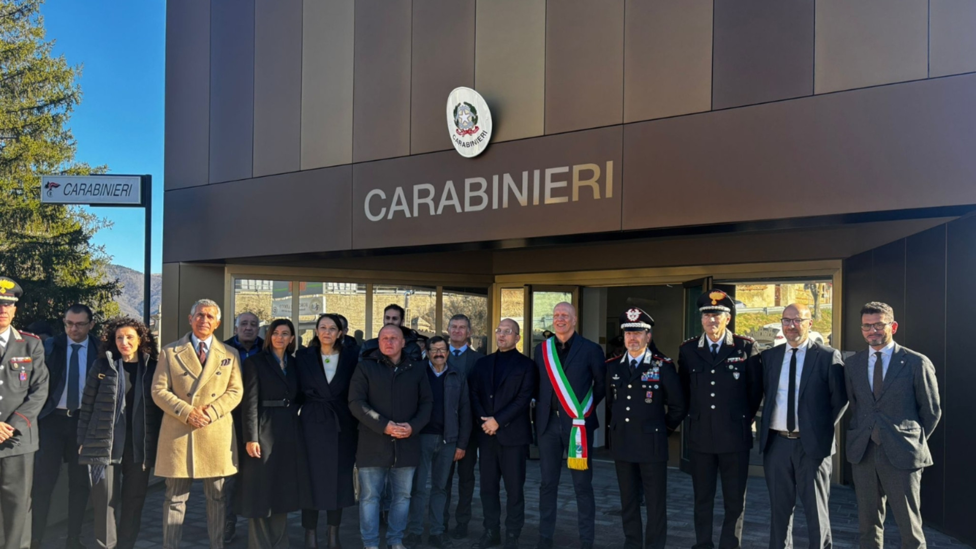 La festa per l'inaugurazione della nuova caserma